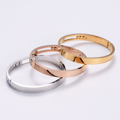 سوار من الفضة عيار 925 مزين بأحجار من الزيريكون