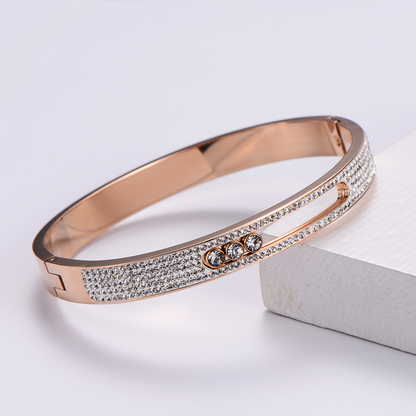 سوار من الفضة عيار 925 مزين بأحجار من الزيريكون